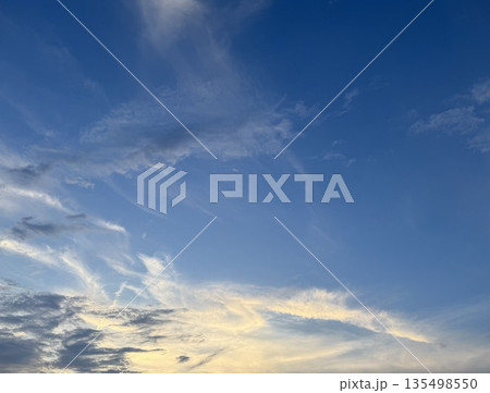 夕暮れ時、色々なカタチの雲が浮かんでいる/The sky 135498550