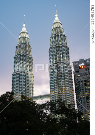 ペトロナスツインタワーの夕景, クアラルンプール, マレーシア 135498765