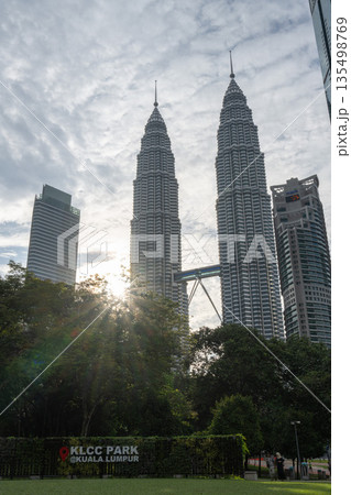 ペトロナスツインタワーの夕景, クアラルンプール, マレーシア 135498769