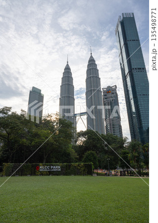 ペトロナスツインタワーの夕景, クアラルンプール, マレーシア 135498771