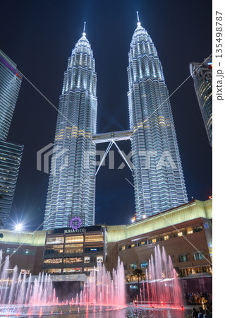 ライトアップされた夜のペトロナスツインタワー, クアラルンプール, マレーシア 135498787