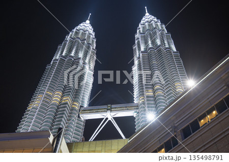 ライトアップされた夜のペトロナスツインタワー, クアラルンプール, マレーシア 135498791