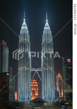 ライトアップされた夜のペトロナスツインタワー, クアラルンプール, マレーシア ライトアップされた夜のペトロナスツインタワー, クアラルンプール, マレーシア 135498792