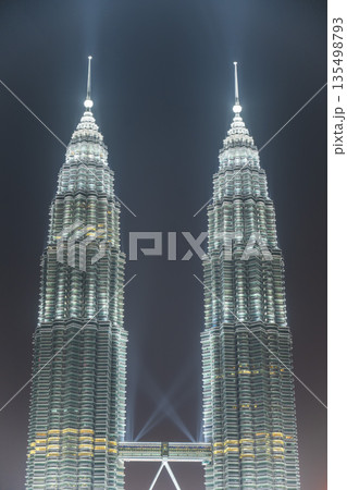 ライトアップされた夜のペトロナスツインタワー, クアラルンプール, マレーシア 135498793