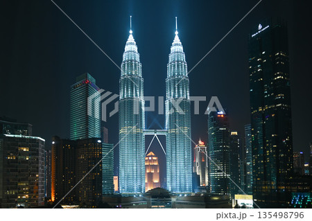 ライトアップされた夜のペトロナスツインタワー, クアラルンプール, マレーシア 135498796