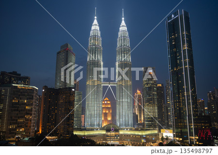 ライトアップされた夜のペトロナスツインタワー, クアラルンプール, マレーシア 135498797