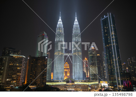 ライトアップされた夜のペトロナスツインタワー, クアラルンプール, マレーシア 135498798