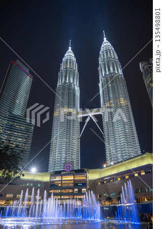 ライトアップされた夜のペトロナスツインタワー, クアラルンプール, マレーシア 135498801