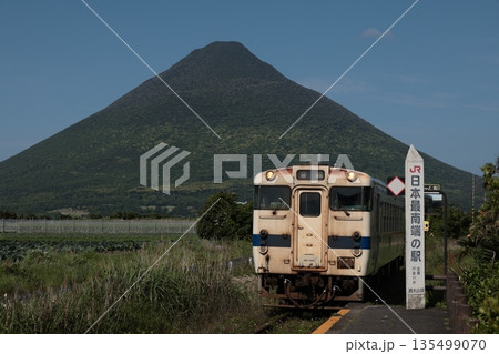 日本最南端の駅に停まるキハ40 135499070