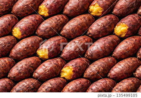 ぎっしり敷き詰められた焼きいもの総柄背景 135499105