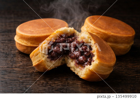 湯気が立つ粒あん入り今川焼きの断面 135499910