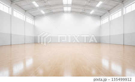 無人で明るい木製フロアの室内体育館 135499912