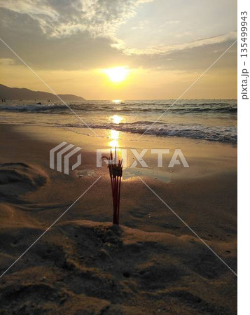 朝日と線香　ベトナムの海辺 135499943