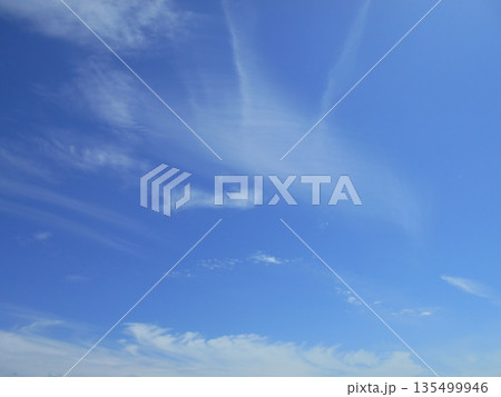 青空を流れる薄い雲 135499946