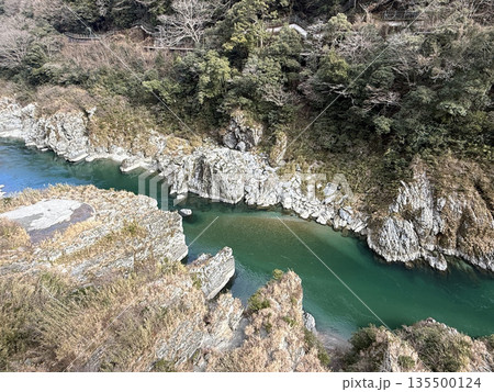 エメラルドグリーンの美しい大歩危峡の川 エメラルドグリーンの美しい大歩危峡の川 135500124