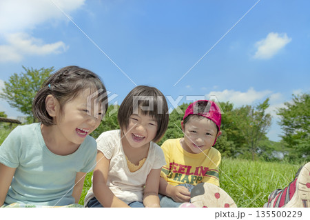 公園で遊ぶ子供たち 135500229