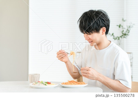 食卓でパスタを食べる若いアジア人男性(食生活,自炊) 食卓でパスタを食べる若いアジア人男性(食生活,自炊) 135500278