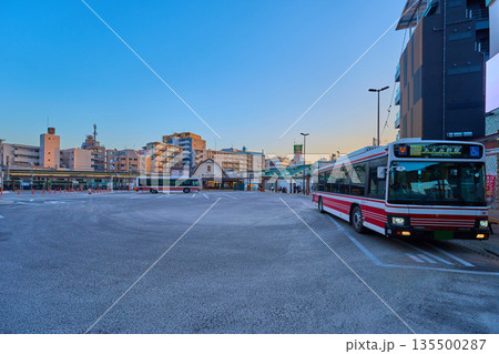 神奈川県川崎市多摩区 向ヶ丘遊園駅の北口をバス停ロータリーから見る 135500287