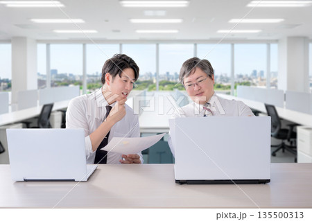 話し合うビジネスマンたち 135500313