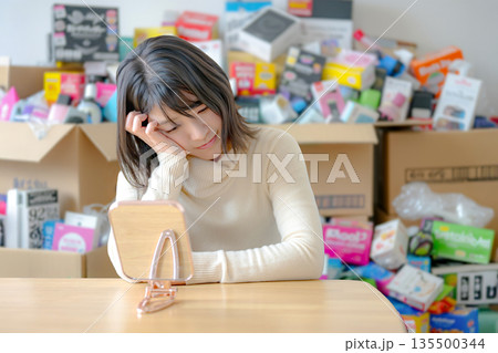 たくさんの商品と悩む女性 たくさんの商品と悩む女性 135500344