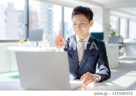 意見するビジネス男性 135500353