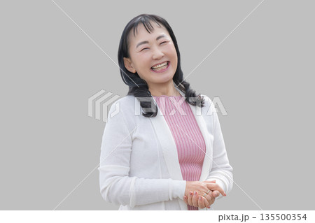笑顔の女性 笑顔の女性 135500354