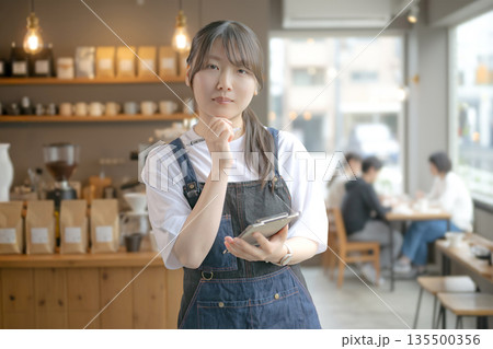 カフェと店員 135500356