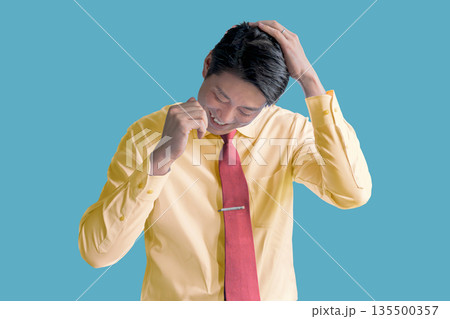 頭を抱えるビジネスマン 135500357