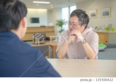 商談するビジネスシーン 135500422