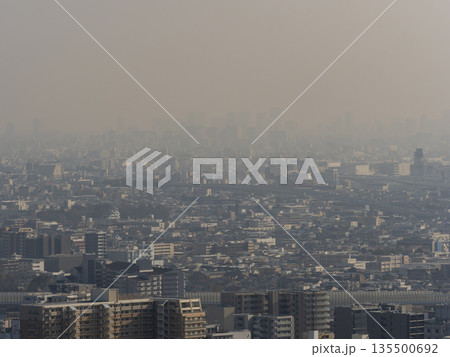 黄砂に覆われた都市の風景 黄砂に覆われた都市の風景 135500692