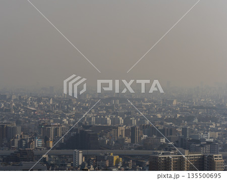 黄砂に覆われた都市の風景 黄砂に覆われた都市の風景 135500695