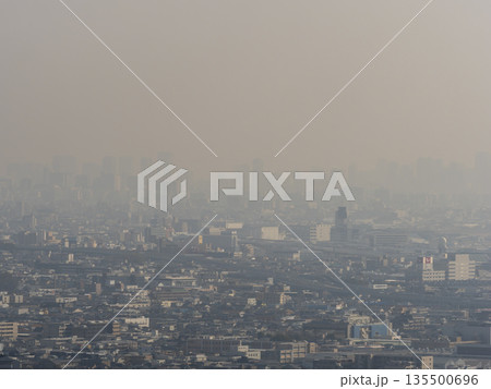 黄砂に覆われた都市の風景 135500696