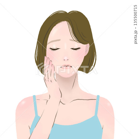 頬に手を当てて目を閉じて悩んでいる女性 頬に手を当てて目を閉じて悩んでいる女性 135500715