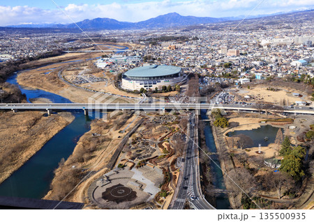 群馬県庁の展望台から見た前橋市街の都市風景 135500935
