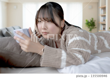 眺めるリラックスした女性 135500946