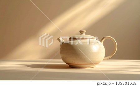 シンプルな陶器の急須を静置したミニマル生活 シンプルな陶器の急須を静置したミニマル生活 135501019