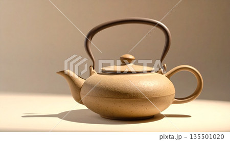シンプルな陶器の急須を静置したミニマル生活 シンプルな陶器の急須を静置したミニマル生活 135501020