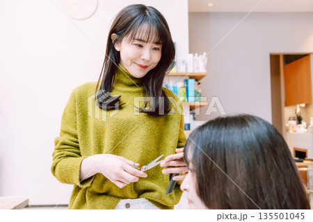 髪をカットする女性美容師 美容室 髪をカットする女性美容師 美容室 135501045