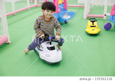 おもちゃの乗り物で遊ぶ男の子 135501116