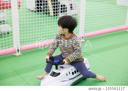 おもちゃの乗り物で遊ぶ男の子 おもちゃの乗り物で遊ぶ男の子 135501117