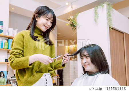 髪をカットする女性美容師 髪をカットする女性美容師 135501138