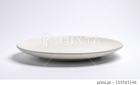 オフホワイト背景に置かれた小皿 135501148