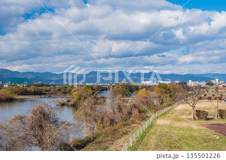 冬の桂川風景　京都市 135501226