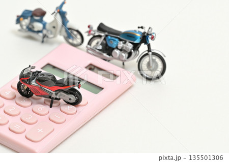 電卓とバイク販売 買取 保険 商談 イメージ 電卓とバイク販売 買取 保険 商談 イメージ 135501306