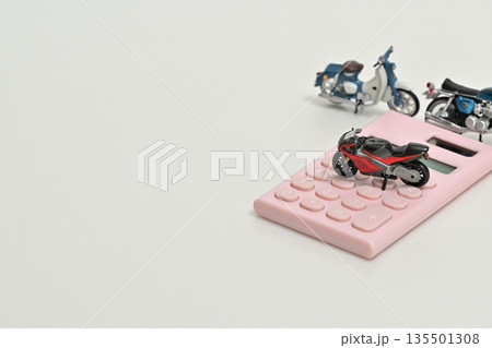電卓とバイク販売 買取 保険 商談 イメージ 電卓とバイク販売 買取 保険 商談 イメージ 135501308