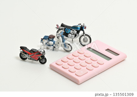 電卓とバイク販売 買取 保険 商談 イメージ 電卓とバイク販売 買取 保険 商談 イメージ 135501309