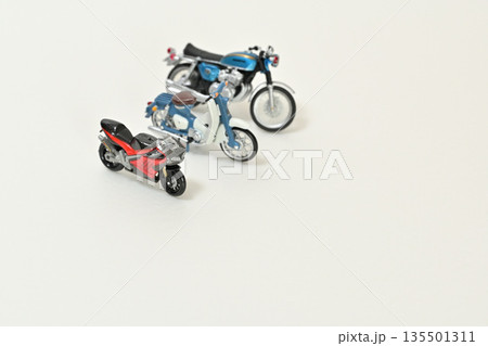 電卓とバイク販売 買取 保険 商談 イメージ 電卓とバイク販売 買取 保険 商談 イメージ 135501311