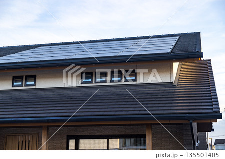 屋根の太陽光発電システム 135501405
