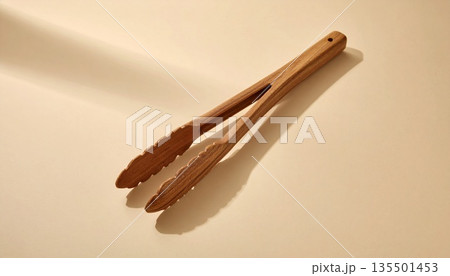 ベージュ背景に配置された木製トング ベージュ背景に配置された木製トング 135501453