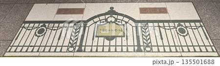 四ツ谷駅の床 135501688